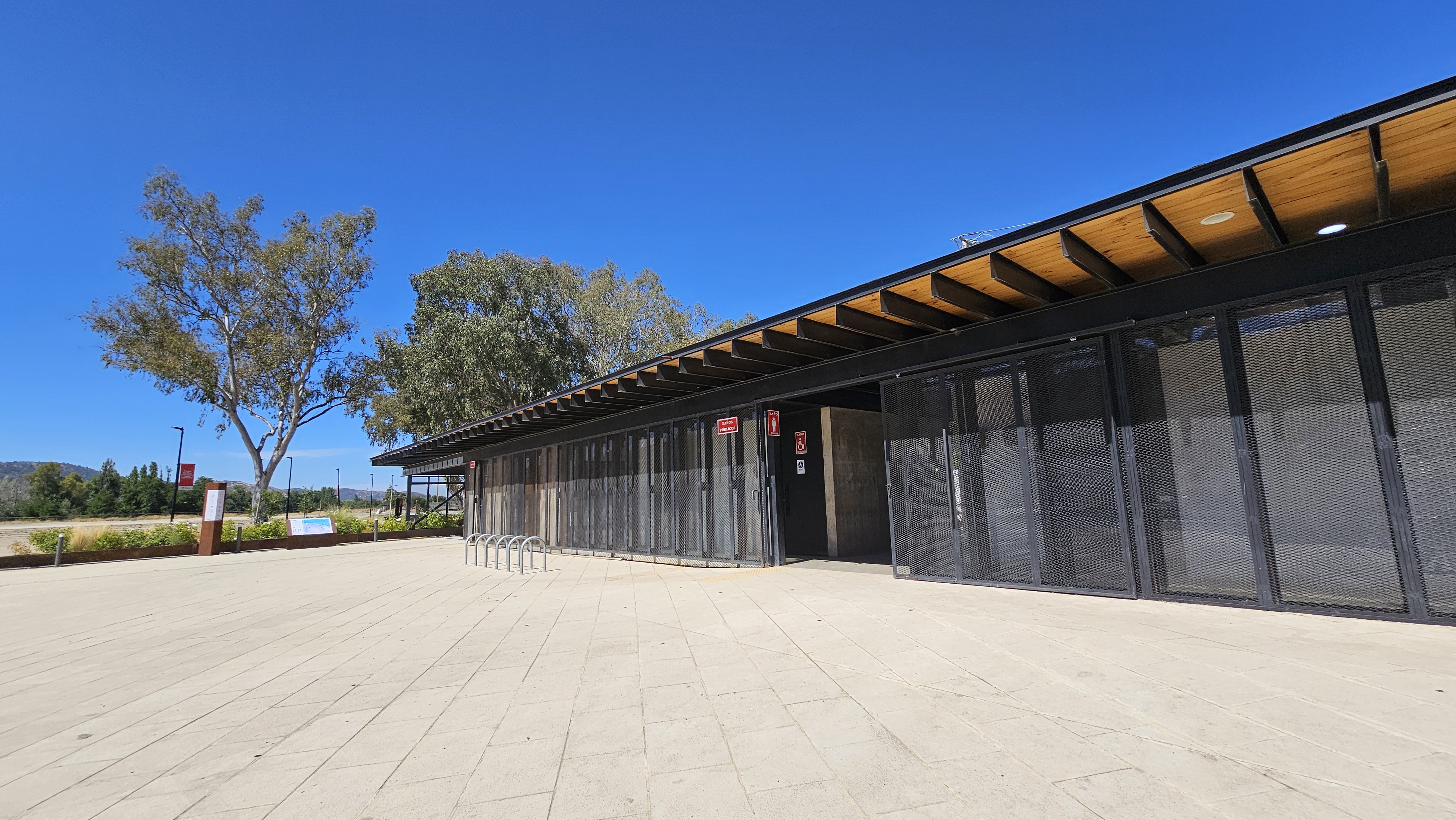 Fotografía del exterior del baño, cuenta con un gran espacio y pisos pavimentados